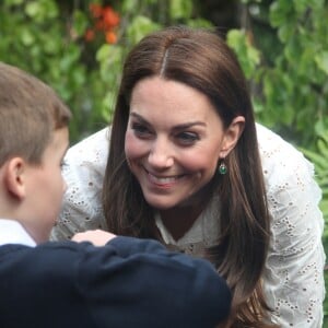 Kate Middleton, duchesse de Cambridge, a accueilli des écoliers dans son jardin baptisé "Back to Nature" au "Chelsea Flower Show 2019" à Londres, le 20 mai 2019, premier jour de l'exposition florale.