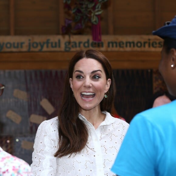 Kate Middleton, duchesse de Cambridge, a accueilli des écoliers dans son jardin baptisé "Back to Nature" au "Chelsea Flower Show 2019" à Londres, le 20 mai 2019, premier jour de l'exposition florale.