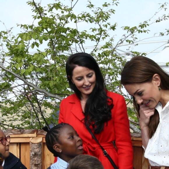 Kate Middleton, duchesse de Cambridge, a accueilli des écoliers dans son jardin baptisé "Back to Nature" au "Chelsea Flower Show 2019" à Londres, le 20 mai 2019, premier jour de l'exposition florale.