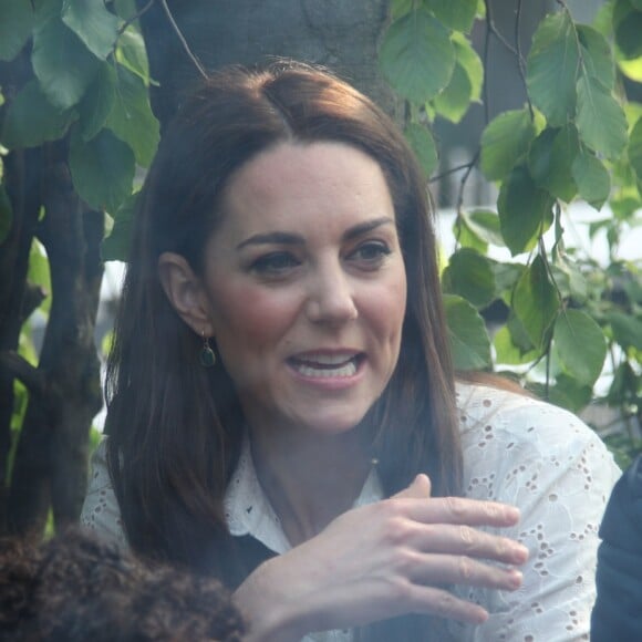 Kate Middleton, duchesse de Cambridge, a accueilli des écoliers dans son jardin baptisé "Back to Nature" au "Chelsea Flower Show 2019" à Londres, le 20 mai 2019, premier jour de l'exposition florale.