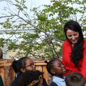 Kate Middleton, duchesse de Cambridge, a accueilli des écoliers dans son jardin baptisé "Back to Nature" au "Chelsea Flower Show 2019" à Londres, le 20 mai 2019, premier jour de l'exposition florale.