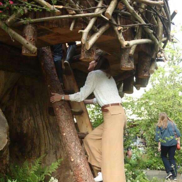 Kate Middleton, duchesse de Cambridge, a accueilli des écoliers dans son jardin baptisé "Back to Nature" au "Chelsea Flower Show 2019" à Londres, le 20 mai 2019, premier jour de l'exposition florale.