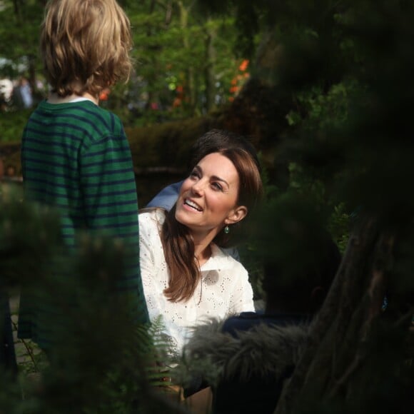 Kate Middleton, duchesse de Cambridge, a accueilli des écoliers dans son jardin baptisé "Back to Nature" au "Chelsea Flower Show 2019" à Londres, le 20 mai 2019, premier jour de l'exposition florale.