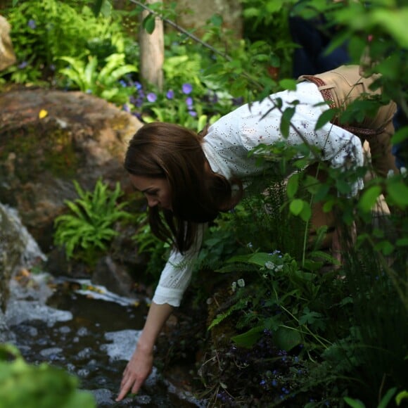 Kate Middleton, duchesse de Cambridge, a accueilli des écoliers dans son jardin baptisé "Back to Nature" au "Chelsea Flower Show 2019" à Londres, le 20 mai 2019, premier jour de l'exposition florale.