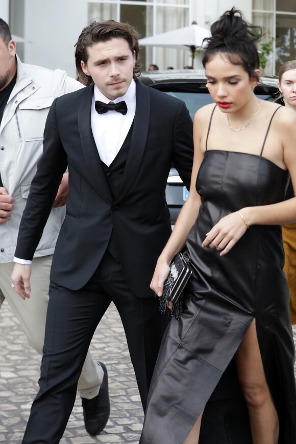 Brooklyn Beckham et sa compagne Hana Cross à la sortie de leur hôtel à Cannes le 21 mai 2019 lors du 72ème Festival International du Film de Cannes.