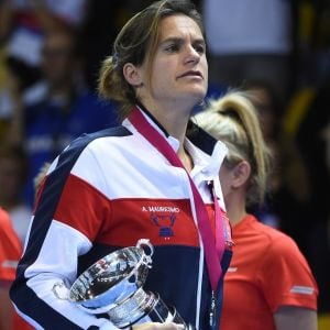 Amélie Mauresmo lors de la finale de la Fed Cup entre la République tchèque et la France à Strasbourg le 13 novembre 2016. Au lendemain de cette cruelle défaite, la capitaine des Bleues annonçait qu'elle quittait son poste et révélait être enceinte de son deuxième enfant, un an après la naissance d'Aaron.