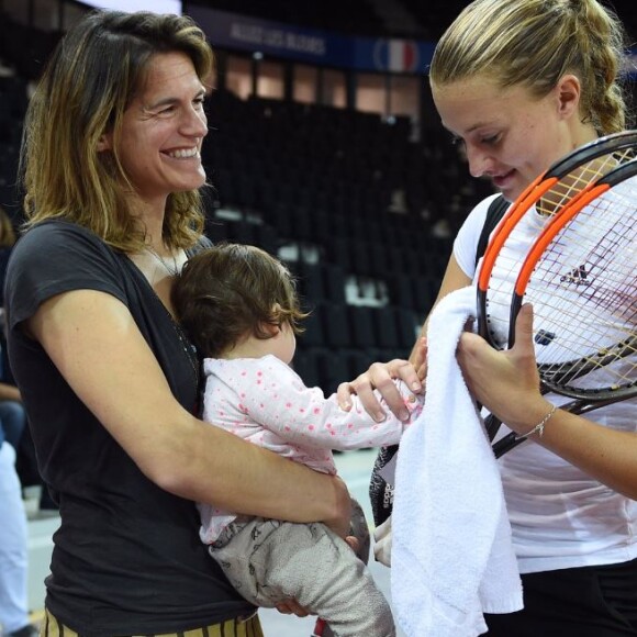 Amélie Mauresmo avec sa fille Ayla et Kristina Mladenovic à Aix-en-Provence pour la demi-finale de Fed Cup entre la France et les États-Unis. Twitter, le 20 avril 2018.