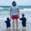 Amélie Mauresmo avec sa fille Ayla et son fils Aaron à la plage le 19 juillet 2018.