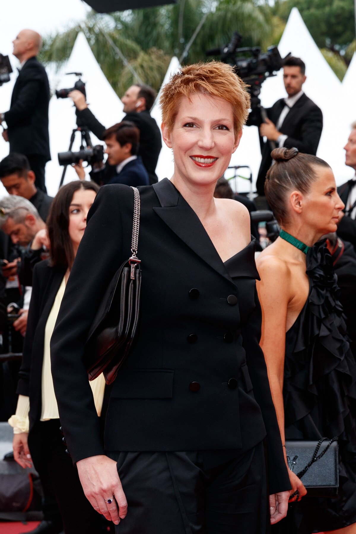 Natacha Polony : Épaule nue et look masculin, la journaliste sensuelle à  Cannes - Purepeople