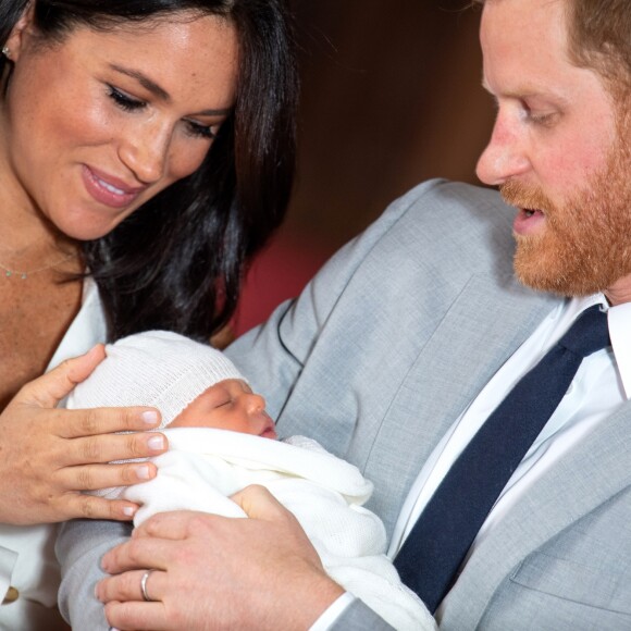 Le prince Harry et Meghan Markle, duc et duchesse de Sussex, présentent leur fils Archie Harrison Mountbatten-Windsor dans le hall St George au château de Windsor le 8 mai 2019.