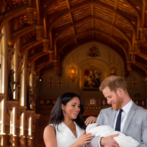 Le prince Harry et Meghan Markle, duc et duchesse de Sussex, présentent leur fils Archie dans le hall St George au château de Windsor le 8 mai 2019.