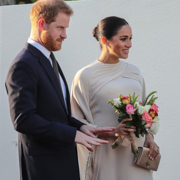 Le prince Harry, duc de Sussex, et Meghan Markle, duchesse de Sussex, enceinte assistent à une réception organisée par l'ambassadeur britannique au Maroc, Thomas Reilly, à la résidence britannique de Rabat, le 24 février 2019, dans le cadre de leur voyage officiel au Maroc.