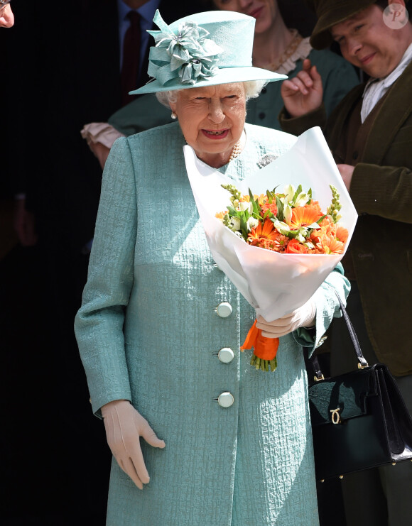 La reine Elisabeth II d'Angleterre visite une réplique d'un entrepôt Sainsbury à l'occasion du 150ème anniversaire du marché de Covent Garden à Londres, Royaume Uni, le 22 mai 2019.