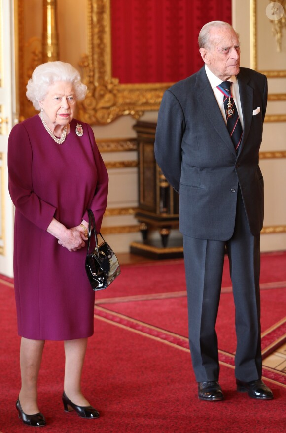 La reine Elisabeth II d'Angleterre lors d'une photo de groupe avec les membres de l'odre du Mérite au château de Windsor le 7 mai 2019.