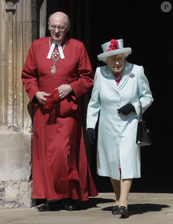 La reine Elisabeth II d'Angleterre à la sortie de la messe de Pâques à la chapelle Saint-Georges du château de Windsor, le 21 avril 2119.
