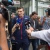Le champion du monde du 800m, Pierre-Ambroise Bosse, arrive Gare du Nord à Paris, France, le 12 août 2017, où il a été accueilli par de nombreux fans à qui il avait promis de les inviter à boire un verre sur son compte twitter.