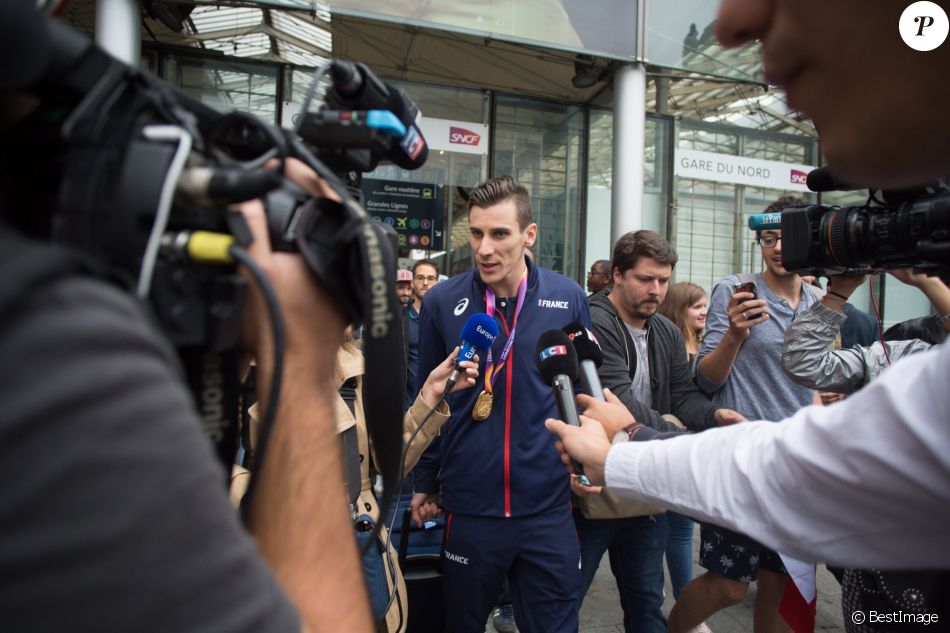 Le champion du monde du 800m, Pierre-Ambroise Bosse, arrive Gare du Nord à Paris, France, le 12 août 2017, où il a été accueilli par de nombreux fans à qui il avait promis de les inviter à boire un verre sur son compte twitter.