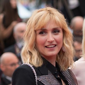 Julie Gayet - Montée des marches du film "Les plus belles années d'une vie" lors du 72ème Festival International du Film de Cannes. Le 18 mai 2019 © Jacovides-Moreau / Bestimage