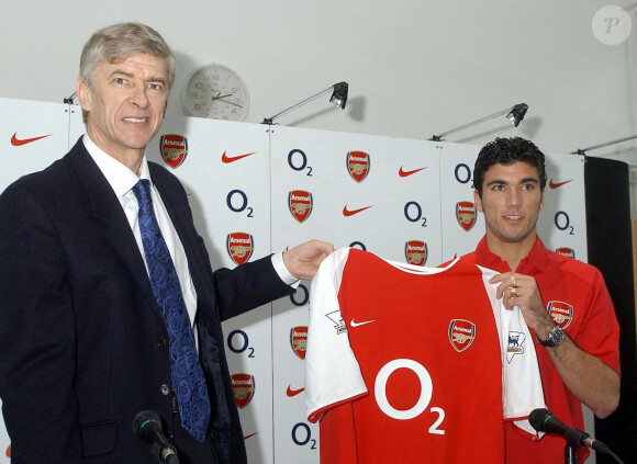 Arsene Wenger accueille son nouveau joueur : José Antonio Reyes intègre l'équipe d'Arsenal en janvier 2004.