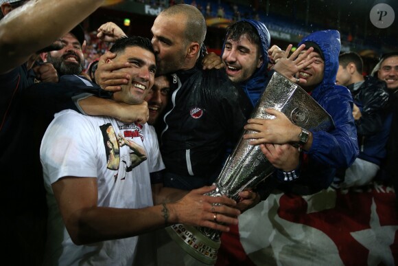José Antonio Reyes remporte la Ligue Europa de l'UEFA avec Séville en 2016.