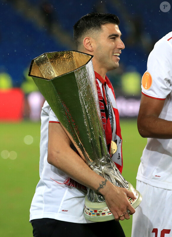 José Antonio Reyes remporte la Ligue Europa de l'UEFA avec Séville en 2016.