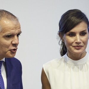 La reine Letizia d'Espagne assiste à l'inauguration du 75e Salon du livre de Madrid, qui se déroule dans le parc du Retiro jusqu'au 12 juin 2019. Au cours de sa visite, elle a rencontré des enfants dans des ateliers consacrés à la littérature et à l'écriture. Le 31 mai 2019.