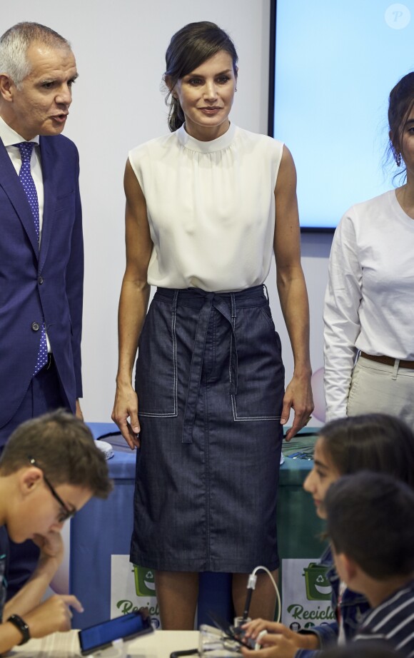 La reine Letizia d'Espagne assiste à l'inauguration du 75e Salon du livre de Madrid, qui se déroule dans le parc du Retiro jusqu'au 12 juin 2019. Au cours de sa visite, elle a rencontré des enfants dans des ateliers consacrés à la littérature et à l'écriture. Le 31 mai 2019.