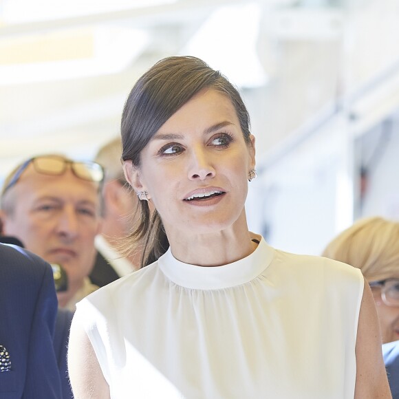 La reine Letizia d'Espagne assiste à l'inauguration du 75e Salon du livre de Madrid, qui se déroule dans le parc du Retiro jusqu'au 12 juin 2019. Au cours de sa visite, elle a rencontré des enfants dans des ateliers consacrés à la littérature et à l'écriture. Le 31 mai 2019.