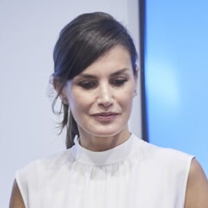 La reine Letizia d'Espagne assiste à l'inauguration du 75e Salon du livre de Madrid, qui se déroule dans le parc du Retiro jusqu'au 12 juin 2019. Au cours de sa visite, elle a rencontré des enfants dans des ateliers consacrés à la littérature et à l'écriture. Le 31 mai 2019.