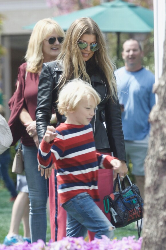 Exclusif - Fergie emmène son fils Axl pour une chasse aux oeufs de Pâques à Los Angeles, le 20 avril 2019.