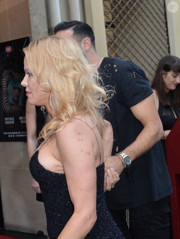 Pamela Anderson et son compagnon Adil Rami arrivent à la premiére du spectacle "Bionic Showgirl" avec Viktoria Modesta au Crazy Horse à Paris le 3 juin 2019. © Veeren/Bestimage