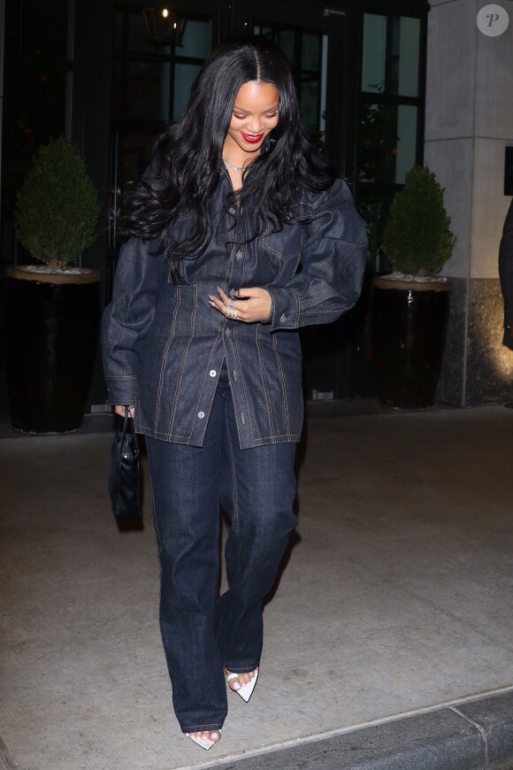 Rihanna arbore un total look jean pour aller diner dand un restaurant à New York. Rihanna fera la couverture du magasine Harper's Bazaar du mois de mai 2019. Le 16 avril 2019