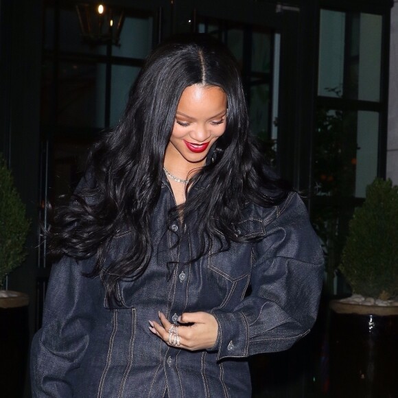 Rihanna arbore un total look jean pour aller diner dand un restaurant à New York. Rihanna fera la couverture du magasine Harper's Bazaar du mois de mai 2019. Le 16 avril 2019