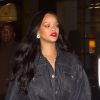 Rihanna arbore un total look jean pour aller diner dand un restaurant à New York. Rihanna fera la couverture du magasine Harper's Bazaar du mois de mai 2019. Le 16 avril 2019