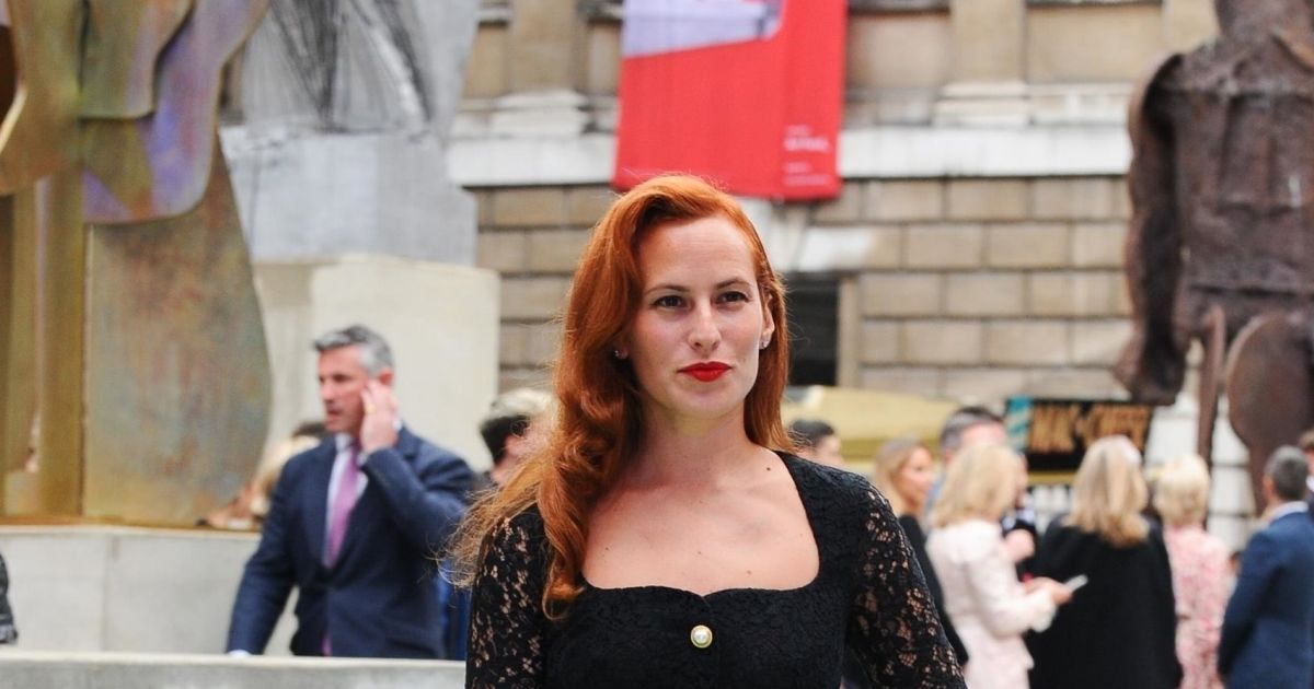 Charlotte Dellal assiste au vernissage de l'exposition estivale de la