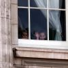 Le prince Louis et la princesse Charlotte de Cambridge aux fenêtres du palais de Buckingham à Londres le 8 juin 2019 lors de la parade Trooping the Colour.