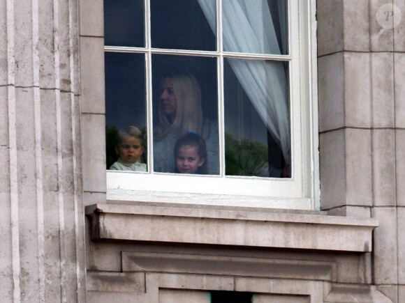 Le prince Louis et la princesse Charlotte de Cambridge aux fenêtres du palais de Buckingham à Londres le 8 juin 2019 lors de la parade Trooping the Colour.