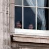 Le prince Louis et la princesse Charlotte de Cambridge aux fenêtres du palais de Buckingham à Londres le 8 juin 2019 lors de la parade Trooping the Colour.