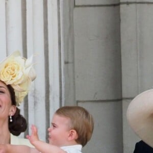 Le prince William et Kate Middleton, duchesse de Cambridge, avec leurs enfants le prince George, la princesse Charlotte et le prince Louis de Cambridge sur le balcon du palais de Buckingham à Londres le 8 juin 2019 lors de la parade Trooping the Colour.