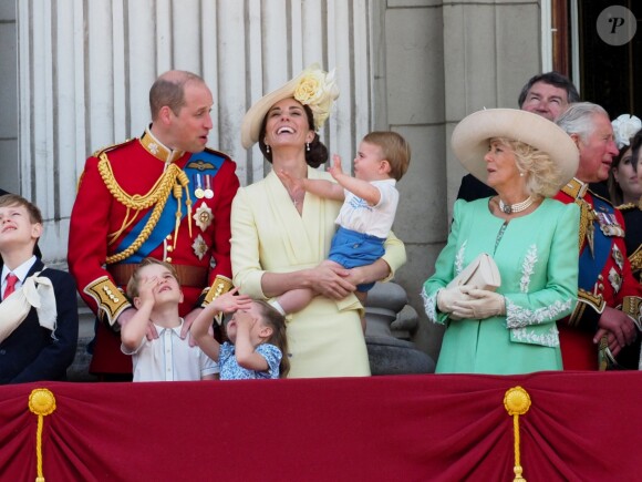 Le prince William et Kate Middleton, duchesse de Cambridge, avec leurs enfants le prince George, la princesse Charlotte et le prince Louis de Cambridge sur le balcon du palais de Buckingham à Londres le 8 juin 2019 lors de la parade Trooping the Colour.