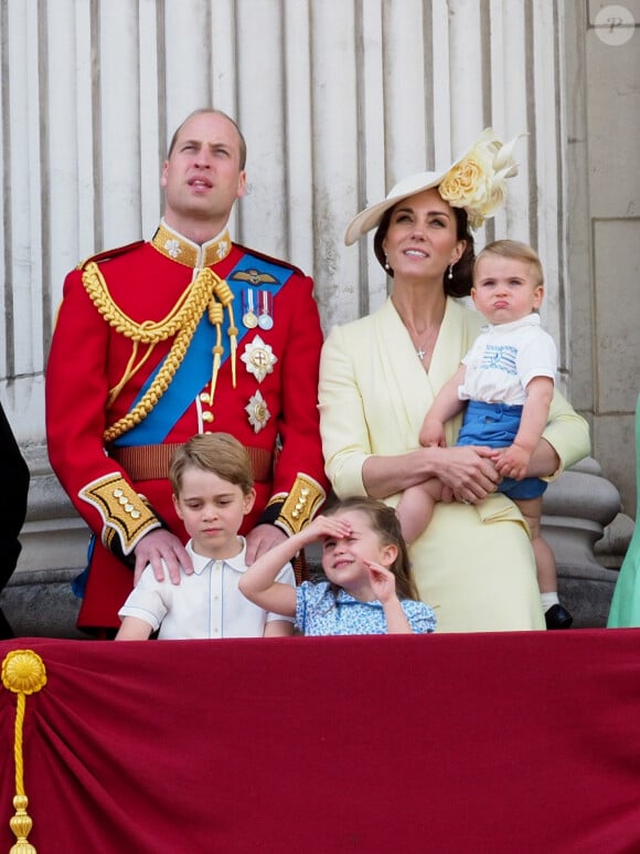 Le prince William et Kate Middleton, duchesse de Cambridge, avec leurs enfants le prince George, la princesse Charlotte et le prince Louis de Cambridge sur le balcon du palais de Buckingham à Londres le 8 juin 2019 lors de la parade Trooping the Colour.