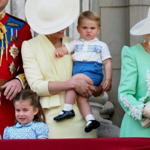 Le prince William et Kate Middleton, duchesse de Cambridge, avec leurs enfants le prince George, la princesse Charlotte et le prince Louis de Cambridge sur le balcon du palais de Buckingham à Londres le 8 juin 2019 lors de la parade Trooping the Colour.