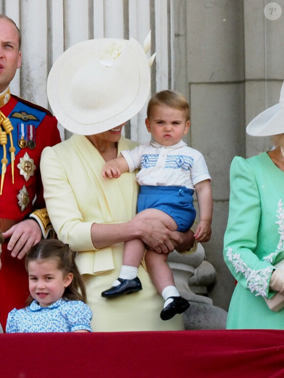 Le prince William et Kate Middleton, duchesse de Cambridge, avec leurs enfants le prince George, la princesse Charlotte et le prince Louis de Cambridge sur le balcon du palais de Buckingham à Londres le 8 juin 2019 lors de la parade Trooping the Colour.