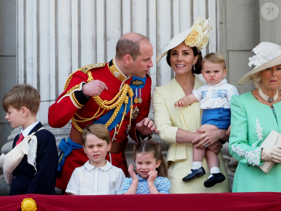 Le prince William et Kate Middleton, duchesse de Cambridge, avec leurs enfants le prince George, la princesse Charlotte et le prince Louis de Cambridge sur le balcon du palais de Buckingham à Londres le 8 juin 2019 lors de la parade Trooping the Colour.