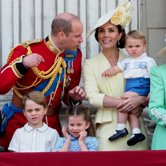 Le prince William et Kate Middleton, duchesse de Cambridge, avec leurs enfants le prince George, la princesse Charlotte et le prince Louis de Cambridge sur le balcon du palais de Buckingham à Londres le 8 juin 2019 lors de la parade Trooping the Colour.