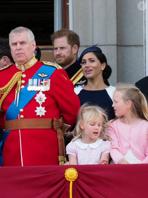 Le prince Andrew, duc d'York, le prince Harry, duc de Sussex, et Meghan Markle, duchesse de Sussex au balcon du palais de Buckingham à Londres le 8 juin 2019 lors de la parade Trooping the Colour.