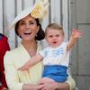 Le prince William et Kate Middleton, duchesse de Cambridge, avec leurs enfants le prince George, la princesse Charlotte et le prince Louis de Cambridge sur le balcon du palais de Buckingham à Londres le 8 juin 2019 lors de la parade Trooping the Colour.