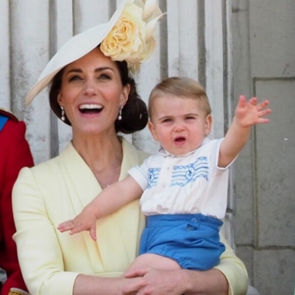 Le prince William et Kate Middleton, duchesse de Cambridge, avec leurs enfants le prince George, la princesse Charlotte et le prince Louis de Cambridge sur le balcon du palais de Buckingham à Londres le 8 juin 2019 lors de la parade Trooping the Colour.