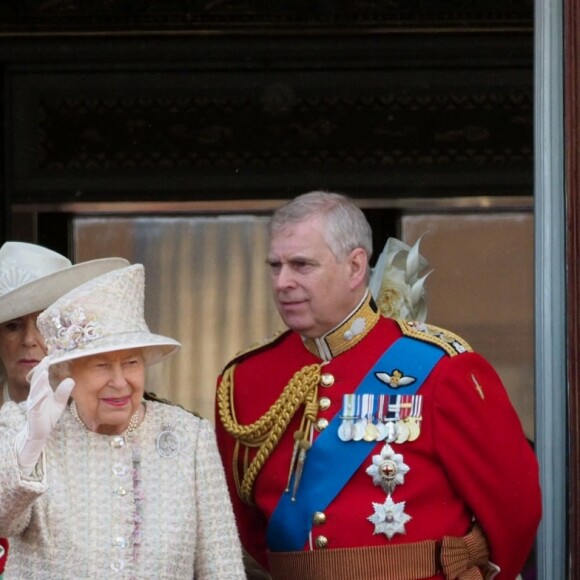 La reine Elizabeth II entre ses fils le prince Charles et le prince Andrew au balcon du palais de Buckingham à Londres le 8 juin 2019 lors de la parade Trooping the Colour.