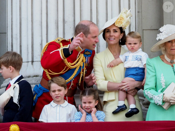 Le prince William et Kate Middleton, duchesse de Cambridge, avec leurs enfants le prince George, la princesse Charlotte et le prince Louis de Cambridge sur le balcon du palais de Buckingham à Londres le 8 juin 2019 lors de la parade Trooping the Colour.
